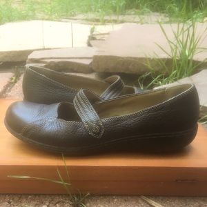 Clarks maryjanes, vegan leather